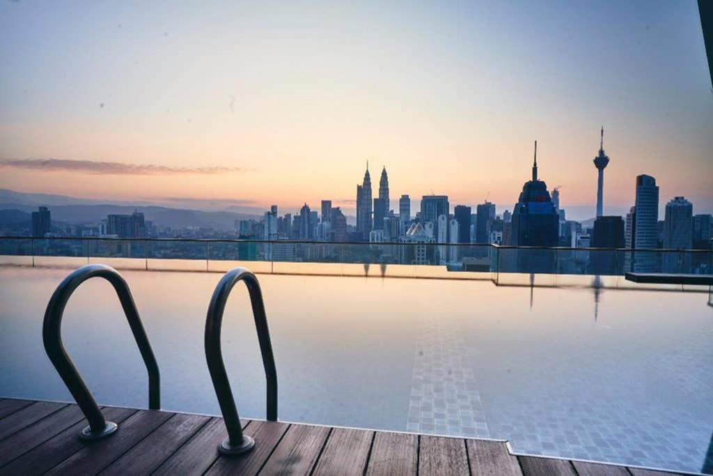 Klcc Regalia Suites Infinity Pool Kuala Lumpur Zewnętrze zdjęcie