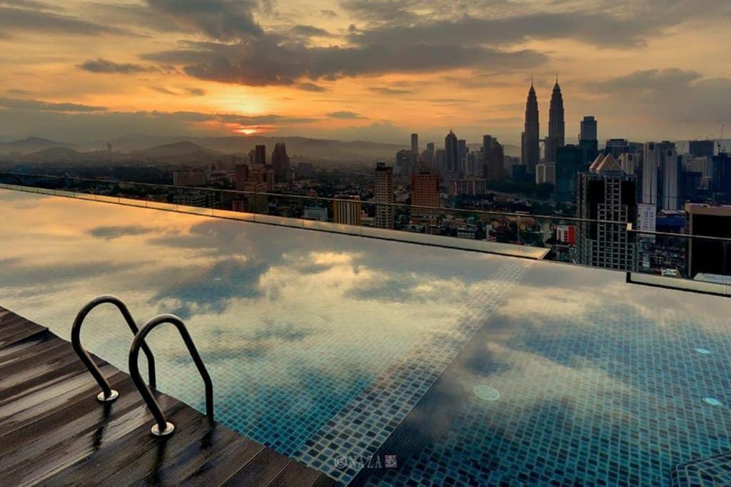 Klcc Regalia Suites Infinity Pool Kuala Lumpur Zewnętrze zdjęcie